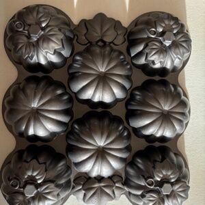 HEAVY Wilton 3-D Pumpkin Pan